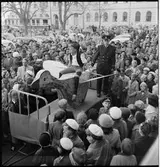 Alf Larsson som Nils Holgersson på en gås av trä.