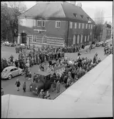 Alf Larsson som Nils Holgersson på en gås av trä.