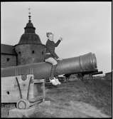 Alf Larsson som Nils Holgersson på en kanon utanför Kalmar slott.