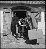 Alf Larsson lämnar hemmet inför resan som Nils Holgersson.