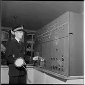 Järnvägstjänsteman vid elektriskt ställverk.