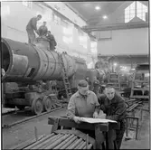 Arbete i lokverkstad.