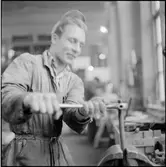 Arbete i lokverkstad.