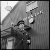 Stationsföreståndare Roos ger avgångsignal på Rekarne station.