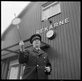 Stationsföreståndare Roos ger avgångsignal på Rekarne station.