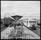 Resande på Frövi station. Statens Järnvägar, SJ D 367. Trafikaktiebolaget Grängesberg - Oxelösunds Järnvägar, TGOJ B 13.