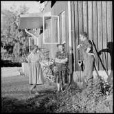 En TGOJ-anställd hemma på sin gård med sin familj. Trafikaktiebolaget Grängesberg-Oxelösund Järnvägar.