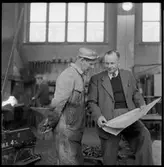 Personal granskar en ritning.