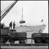 Lasning av tunnor mellan Fartyget Flamingo ochTrafikaktiebolaget Grängesberg–Oxelösunds Järnvägar, TGOJ M2 2509.