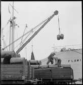 Lastning av tunnor i hamnen mellan Fartyget Flamingo och TGOJ-vagnar.