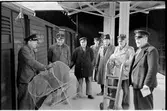 Grupporträtt av järnvägspersonal vid godsvagn.