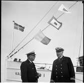 Två fartygskaptener på kajen. I bakgrunden skymtas M/S Kalmarsund I.
