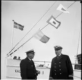 Två fartygskaptener på kajen. I bakgrunden skymtas M/S Kalmarsund I.