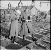 Personal vid SJ militärbyrå vid tyskt tältläger vid Trelleborg bangård. Mannen till höger är en 2:a klassens militärsassistent.