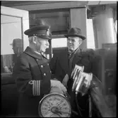 Fartygskapten vid styrspakarna.