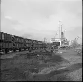 Lastning/urlastning av godsvagnar på tågfärja i Värtahamnen.