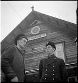 Personalen framför stationshus i Morjärv.