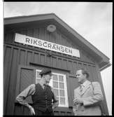 Personal framför Riksgränsens stationshus.