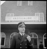 Personal framför stationshuset i Vassijaure.