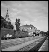 Centralstationen i Kristianstad. Sovvagnen till vänster om stationen är Statens Järnvägar, SJ ABCo2 1952. godsvsagen är en SJ G.
