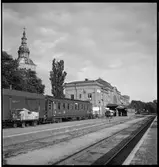 Centralstationen i Kristianstad. Sovvagnen till vänster om stationen är Statens Järnvägar, SJ ABCo2 1952. godsvsagen är en SJ G.