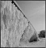 Vinterbild intill järnvägen.