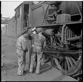 Underhållsarbete av ånglok.