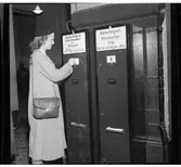 Resande vid biljettautomat.