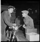 Personal med resande vid resgodsdisken.