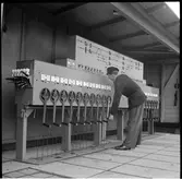 Personal vid ställverk.