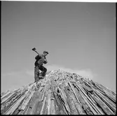 Personal jobbar vid en kolmila.