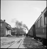 Persontåg vid station.