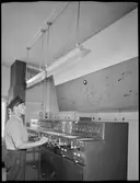 Personal vid ställverk.