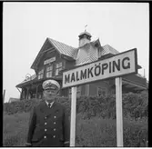 Personal framför stationshuset i Malköping.