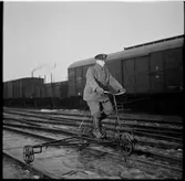 Personal med dressin på bangård.