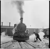 Ånglok vid lokstall.