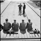 Verkstadsarbetare i samtal med järnvägspersonal.