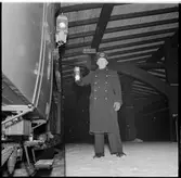 Personal visar ljussignal.