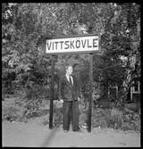 Personal vid skylten för Vittskövle station.