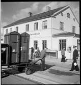Personal drar kärra med resgods över järnvägsspåret i Emmaboda.