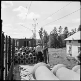 Betongrör lossas i Fångsjöbacken.