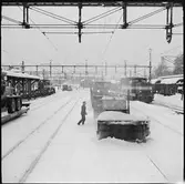 Snöröjning på bangården i Vännäs. Till höger i bild syns 
SJ T43 216, Statens Järnvägar.