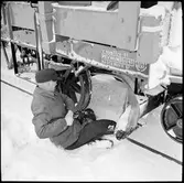 Ture Ekman byter sönderkörd kniv på spårrensaren på sträckan Hoting-Dorotea.