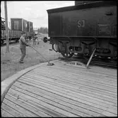 Yngve Johansson vänder SJ E2 1120 på vändskiva i Hoting.