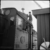 Statens Järnvägar, SJ E2 936. Lokeldaren bunkrar kol.