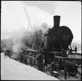 Statens Järnvägar, SJ E2 1120. Påfyllning av kol som vattnas.