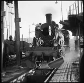 Karl Johnsson gör ren i sotskåpet på  SJ E2 1120. Statens Järnvägar.