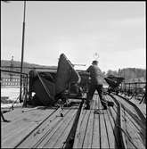 Ragnar Ullsten knackar fastfruset kol ur 'baljorna' på kolbryggan i Långsele.