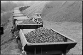 Bottentömningsvagnar, Statens Järnvägar, SJ Q 32. Lastning av makadam i Hjältakrossen.