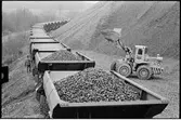Bottentömningsvagnar, Statens Järnvägar, SJ Q 32. Lastning av makadam i Hjältakrossen.
